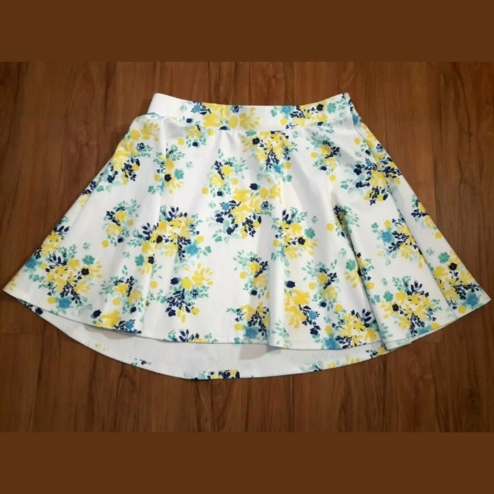 Torrid White/Multi Floral Skater Skirt Size 1 - Picture 2 of 8